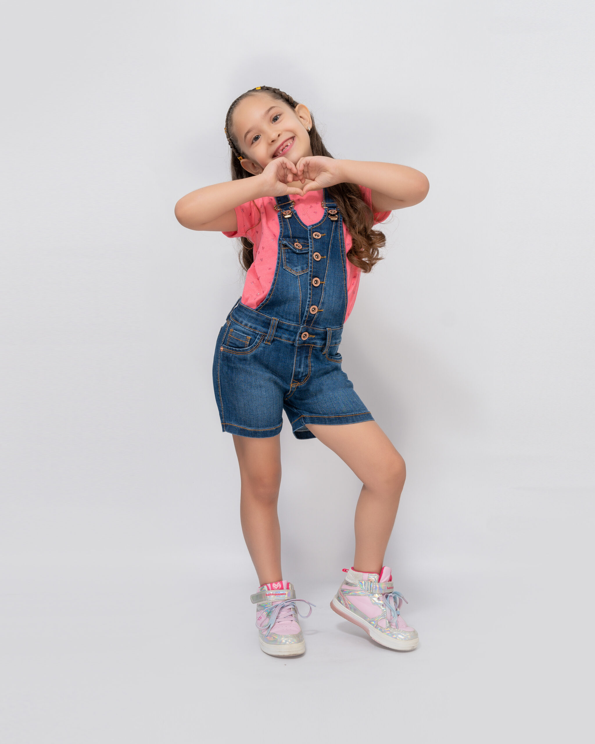 overol short denim para niña, premium, pantalon semi strech y semi rigido según estilo diseñado para resaltar dar comodidad y flexibilidad manteniendo un estilo infantil.